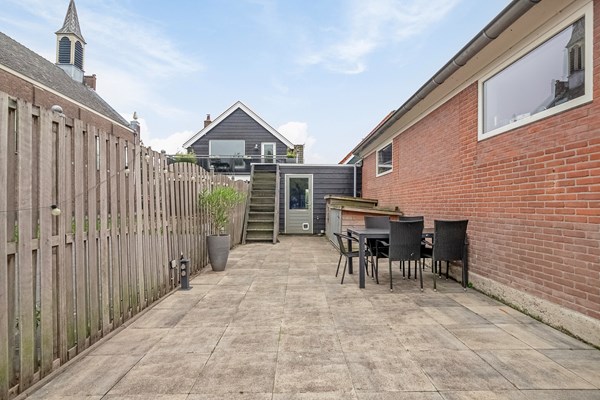 Verkocht onder voorbehoud: Een beetje verscholen in de dorpskern aan het riviertje de Graafstroom vindt u deze unieke halfvrijstaande woning met heerlijke tuin en prachtig uitzicht over het polderlandschap!